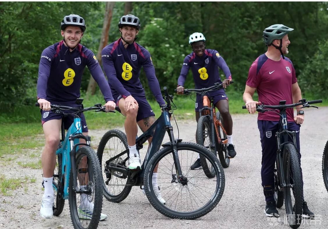 英格兰队的士气高涨，期待对德国的胜利的简单介绍