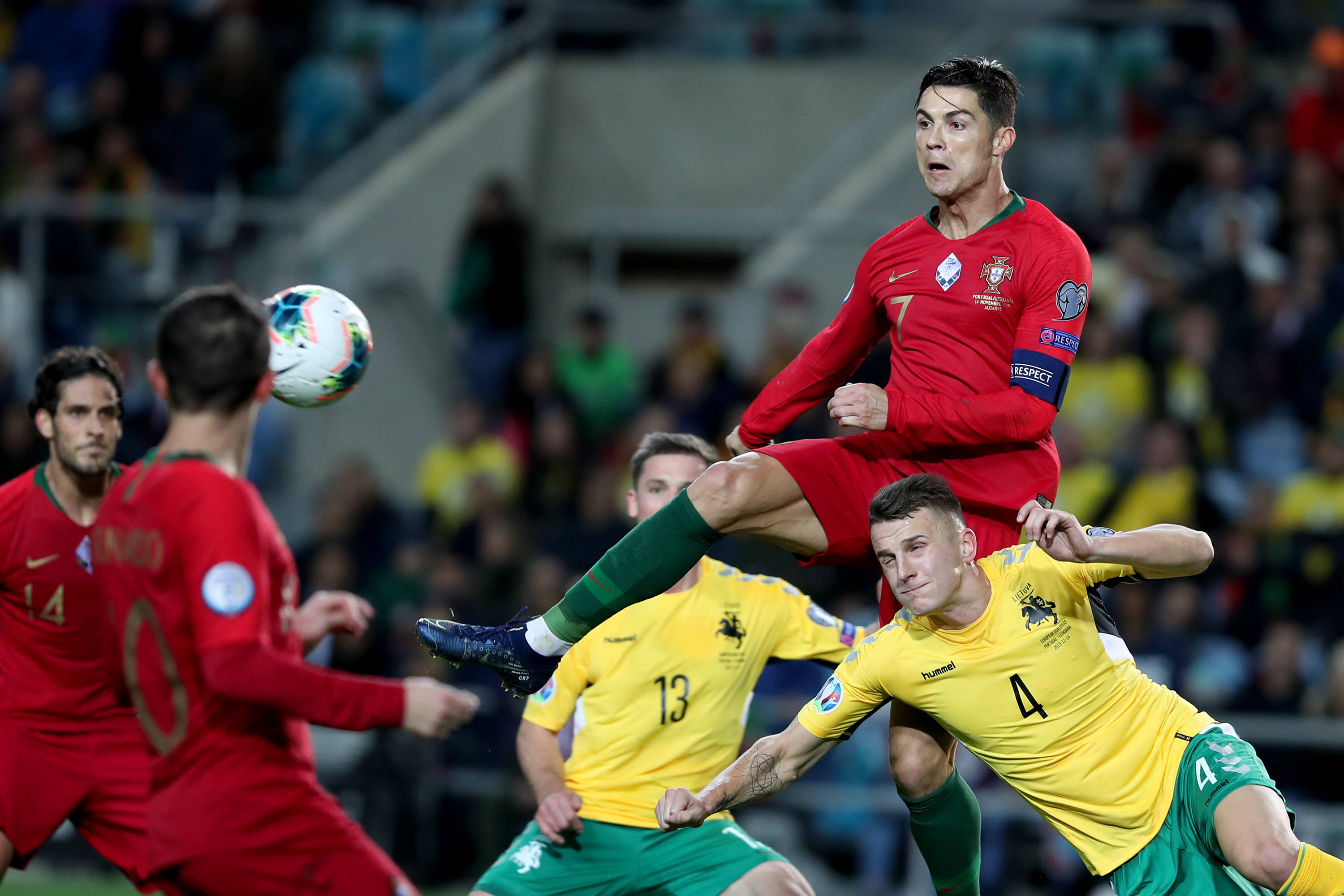 包含捷克队告别欧洲预选赛，遗憾止步小组赛阶段的词条